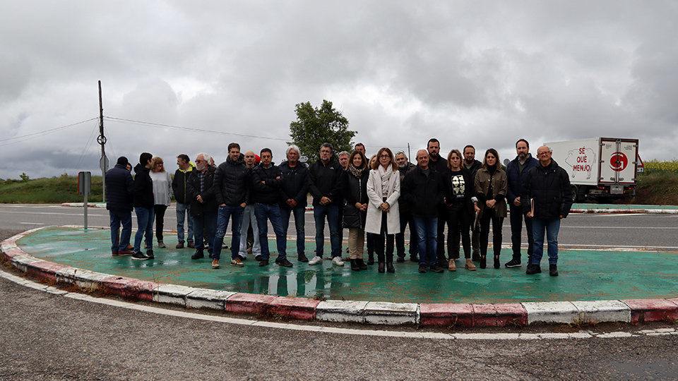 Foto de grup d'alcaldes del Solsonès i veïns afectats per la sinistralitat a la carretera C-541 a Llobera