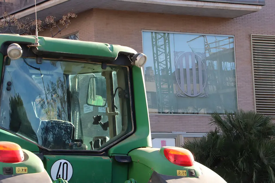 Un tractor aparcat davant la seu dels serveis territorials del Departament d'Acció Climàtica a Tarragona

Data de publicació: dimarts 27 de febrer del 2024, 11:38

Localització: Tarragona

Autor: Eloi Tost