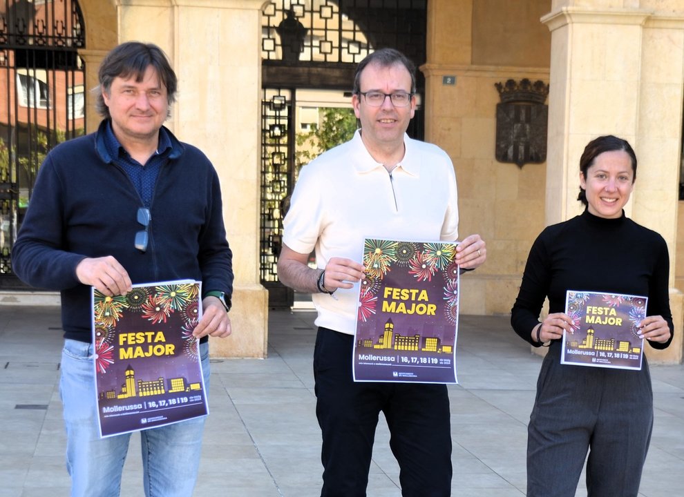 Àlex Culleré, Marc Solsona i Raquel Pueyo presentant el cartell de la Festa Major - Foto: Ajuntament de Mollerussa