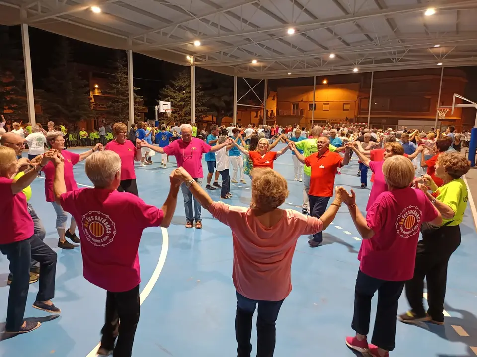 Les colles a la pista del poliesportiu. Foto: Consell Comarcal del Segrià