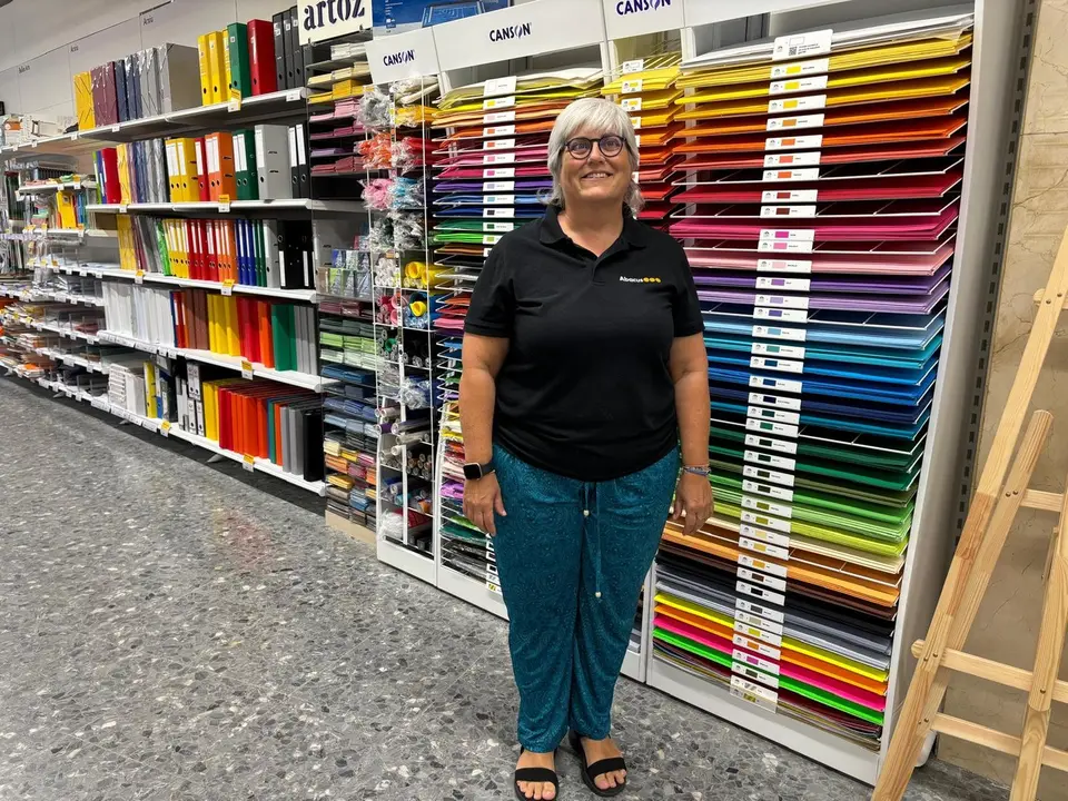 Encarregada de l'Abacus, Sandra Quer davant d'unes cartolines a la tenda Abacus. Foto: Oriol Almacellas