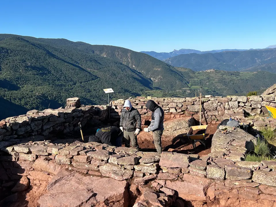 Imatge de les excavacions al despoblat medieval de Santa Creu de Llagunes. Foto: ACN