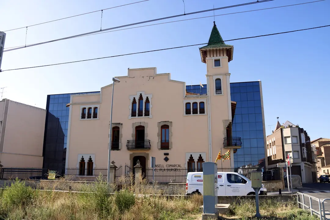 Pla obert on es pot veure l'edifici del Consell Comarcal del Pla d'Urgell, a Mollerussa. Foto: ACN