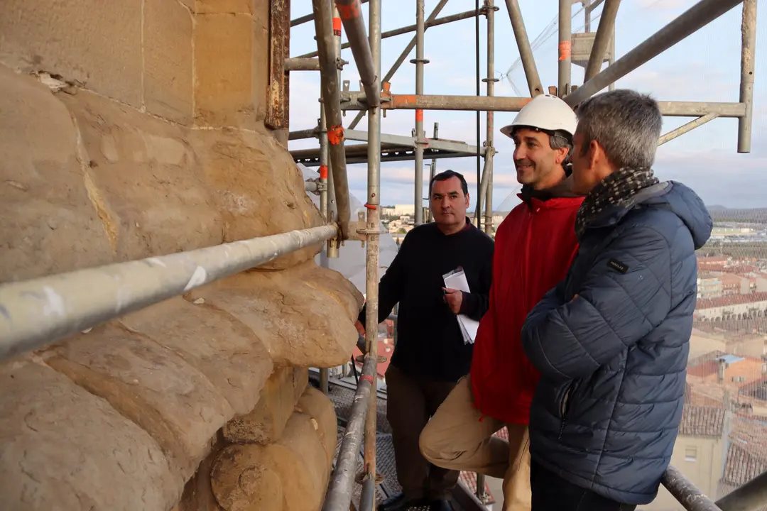 Imatge de les obres del campanar de Calaf. Foto: ACN
