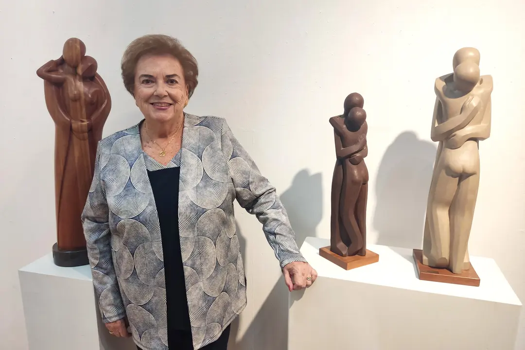 Lluïsa Gené amb tres de les seves obres. Foto: Cedida per l'Ajuntament de Tàrrega