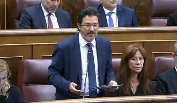 El diputat Isidre Gavín interpel·la al ministre Òscar Puente, sobre l'eix Pirinenc. Foto: Premsa de Junts de Lleida
