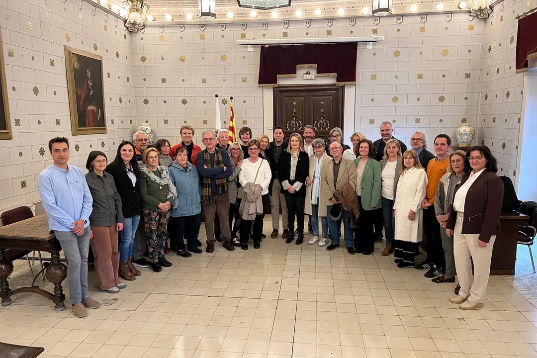 La consellera de Drets Socials i Inclusió, Mònica Martínez Bravo, i l’alcalde de la Seu d’Urgell, Joan Barrera, amb representants polítics i membres de la Plataforma pro Residència de la Gent Gran de la Seu d'Urgell. Foto: ACN