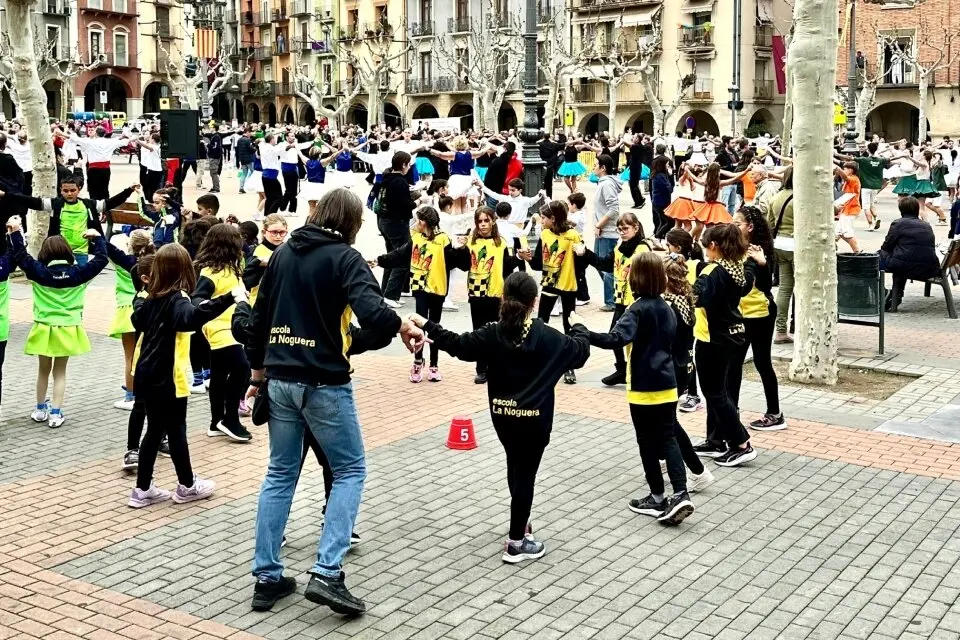 Nens ballant sardanes a la plaça Mercadal de Balaguer. Foto: Paeria de Balaguer