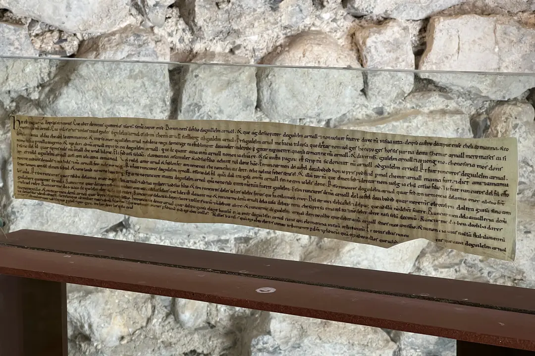 Una reproducció dels Greuges de Guitard Isarn, senyor de Caboet, instal·lada dins l'església de Sant Serni de Cabó (Alt Urgell). Foto: ACN