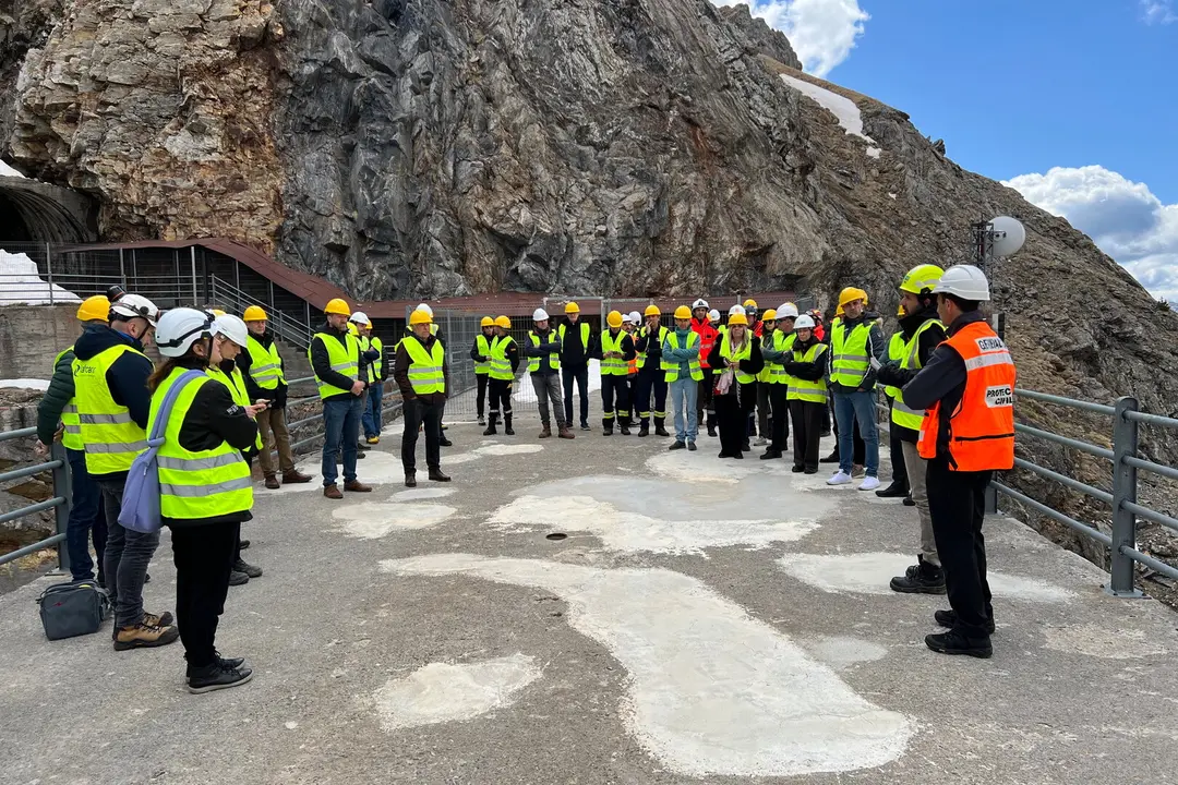 Visita a la presa de Llauset, a Montanui (Osca), on es veu al fons una de les sirenes per alertar la població en cas d’emergència. Foto: ACN
