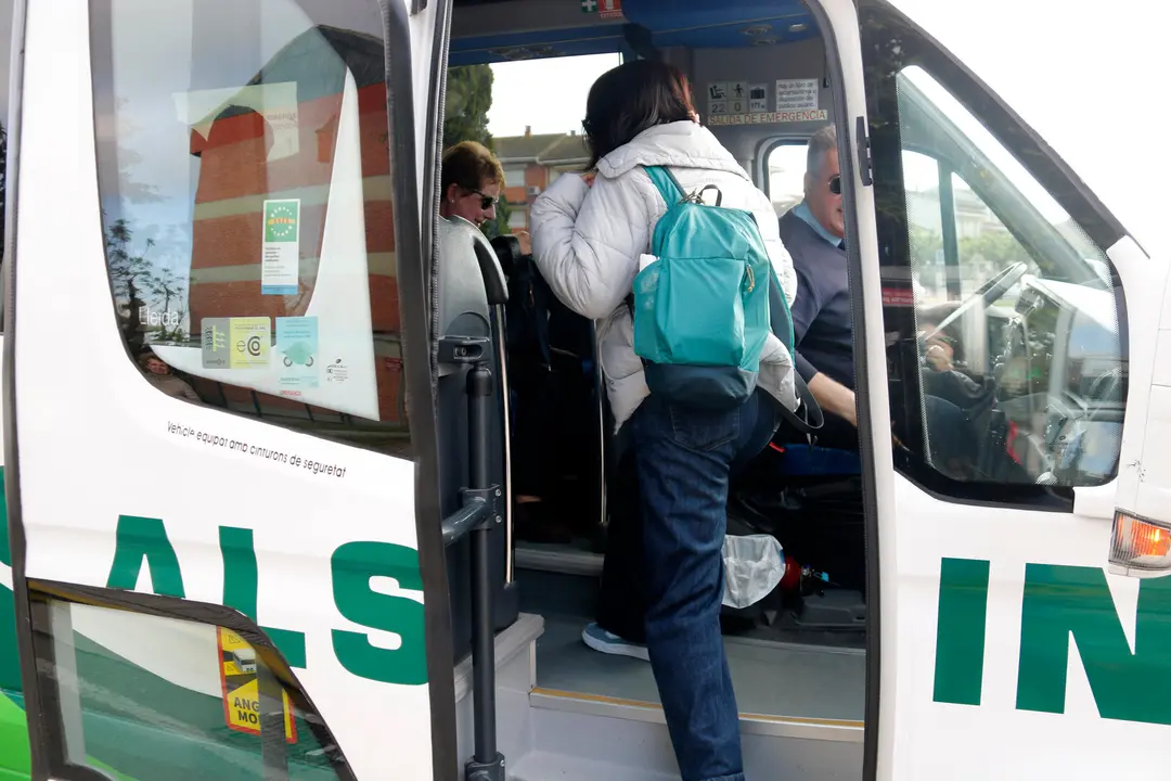 Una usuària del servei de transport a demanda de la Segarra pujant a l'autocar a Guissona per anar a Tàrrega. Foto: ACN