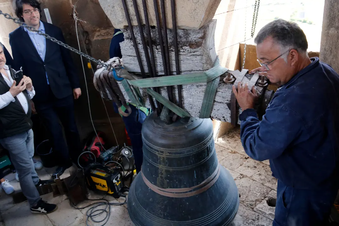 Tècnics durant els treballs per baixar la campana esquerdada de Granyena de Segarra. Foto: ACN