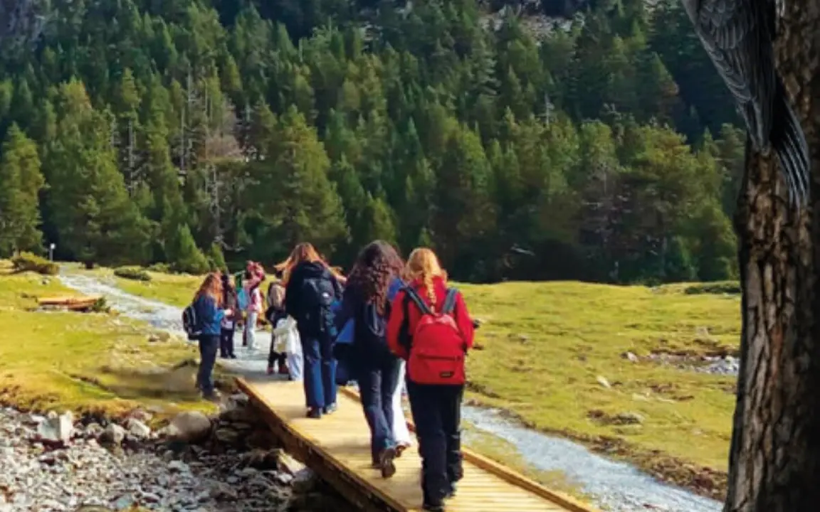 La portada de l'agenda escolar del Pirineu. Foto: ACN