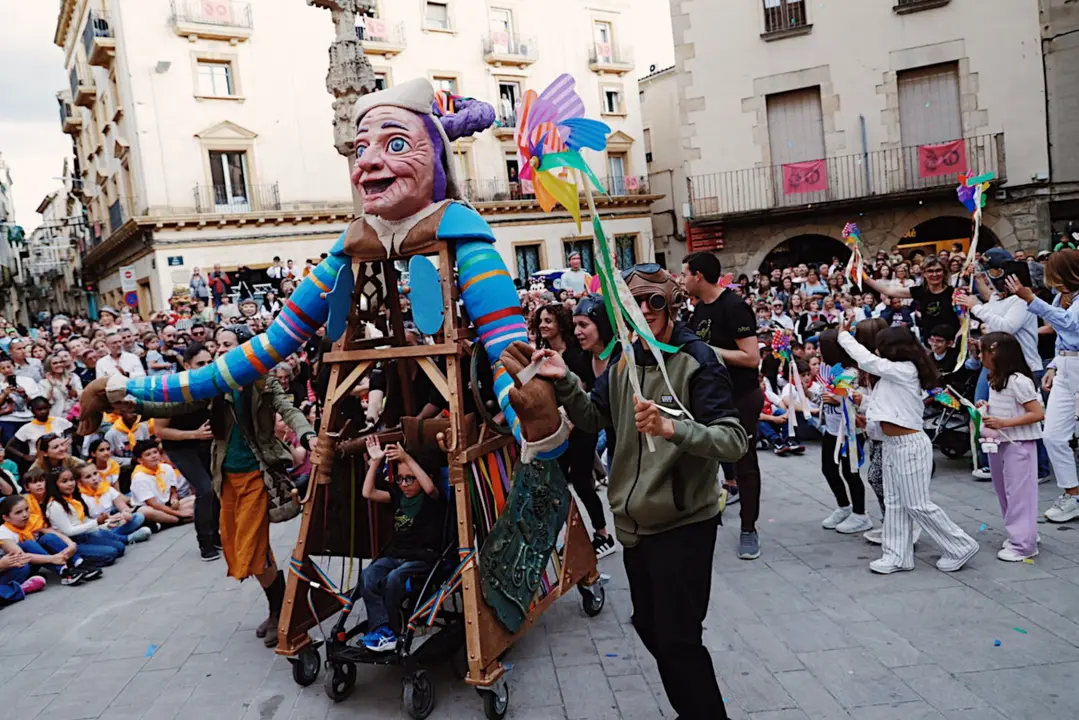 La nova gegantona inclusiva d'Alba durant la seva presentació a la festa major de Tàrrega. Foto: Ajuntament de Tàrrega