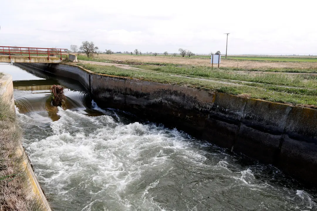 Aigua baixant pel canal d'Urgell