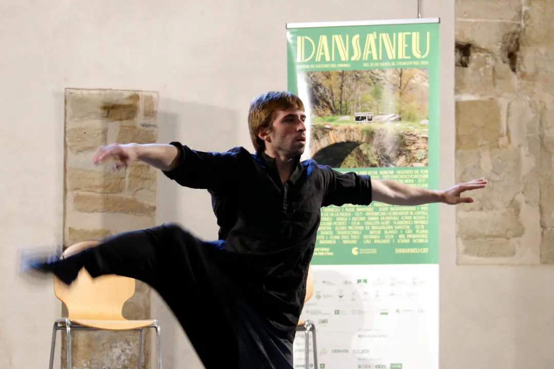 El coreograf i ballari Aleix Martínez, durant la presentació del 34è Dansàneu a la Seu Vella de Lleida. Foto: ACN