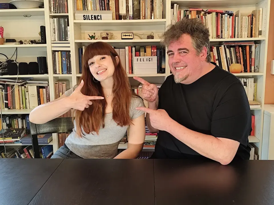 Marina Castellví (@marinadorqueguai_) i Ferran Aixalà, durant la gravació de la campanya. FOTO L’OEST