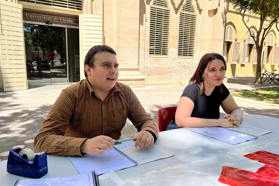 Els doctorands Adrià Zarco i Rosa María Conesa, en roda de premsa davant l'edifici del rectorat de la Universitat de Lleida (UdL)