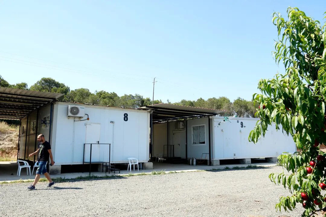 Els dos mòduls de l'alberg de Seròs, al Segrià, que disposen de 40 places per a allotjar persones temporeres