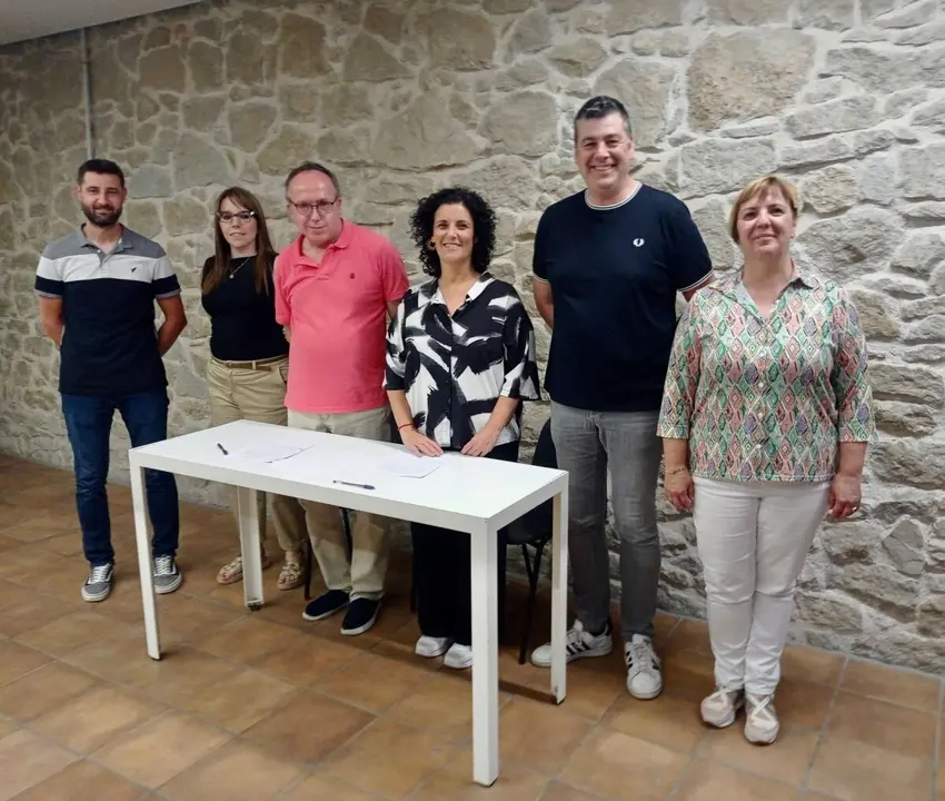 Imatge del pacte d'alcaldia a Almacelles. Foto: Junts per Catalunya
