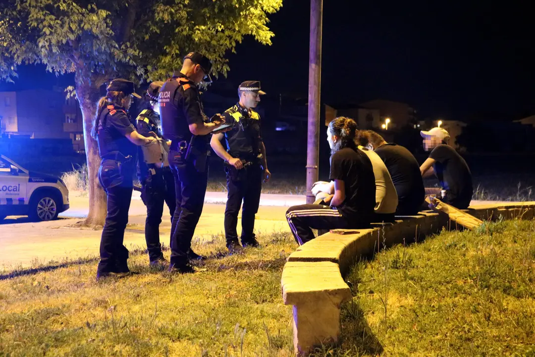 Agents dels Mossos i de la Policia Local de Mollerussa parlen amb un grup de joves. Foto: ACN
