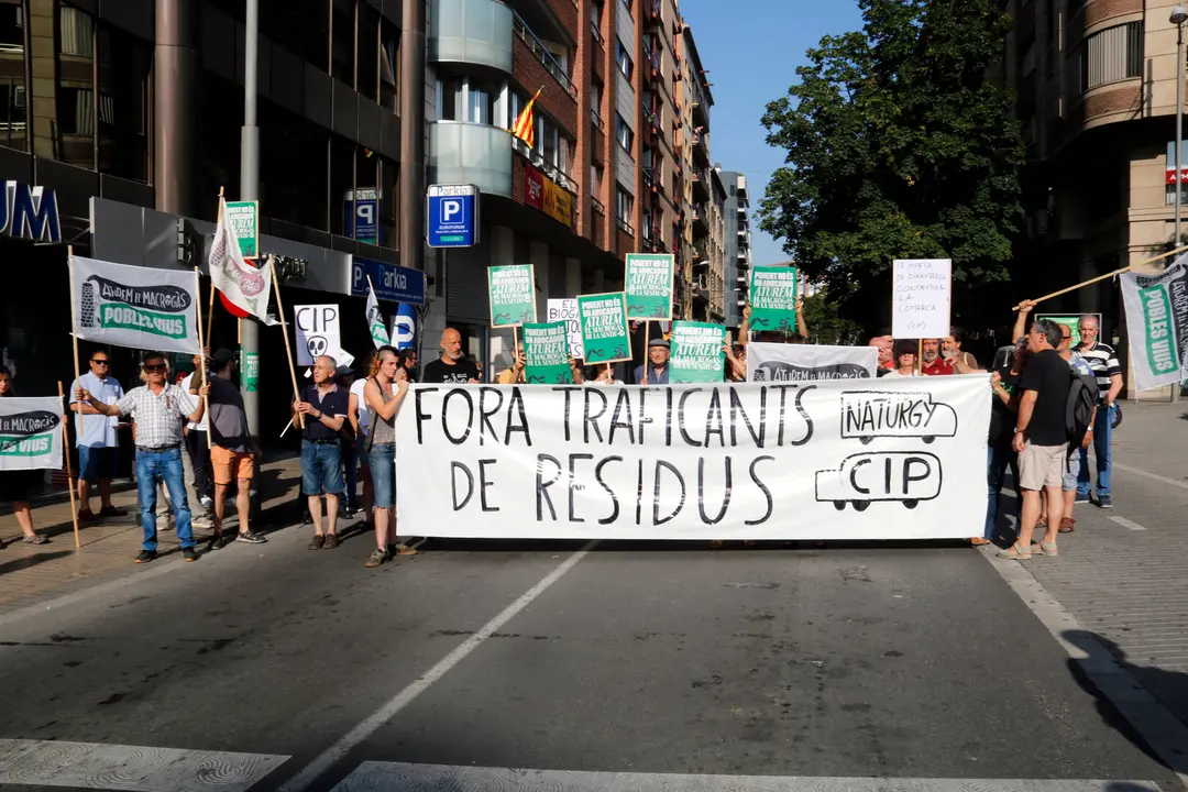 Pancarta amb el lema 'fora traficants de residus' per protestar contra la planta de biogàs projectada a la Sentiu de Sió davant de la delegació del Govern a Lleida (2)