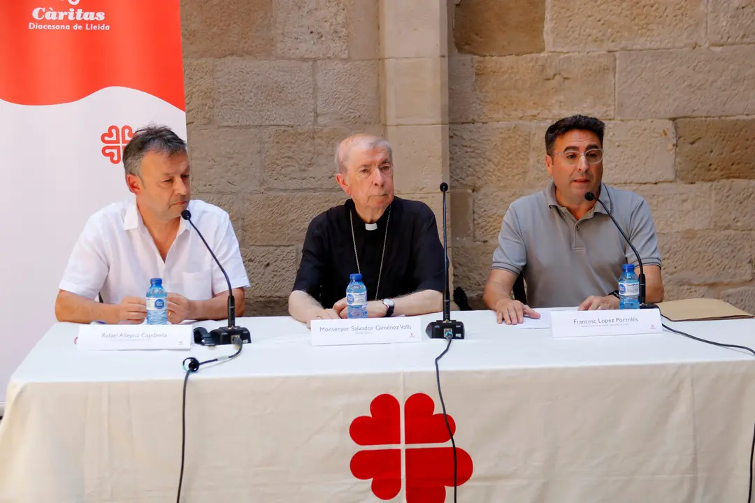 El bisbe de Lleida, Salvador Giménez, acompanyat del director de Càritas a Lleida, Rafel Allepuz, i el secretari general de Càritas a Lleida, Francesc López, a la presentació de la memòria de les entitats diocesanes de Lleida. Foto: ACN