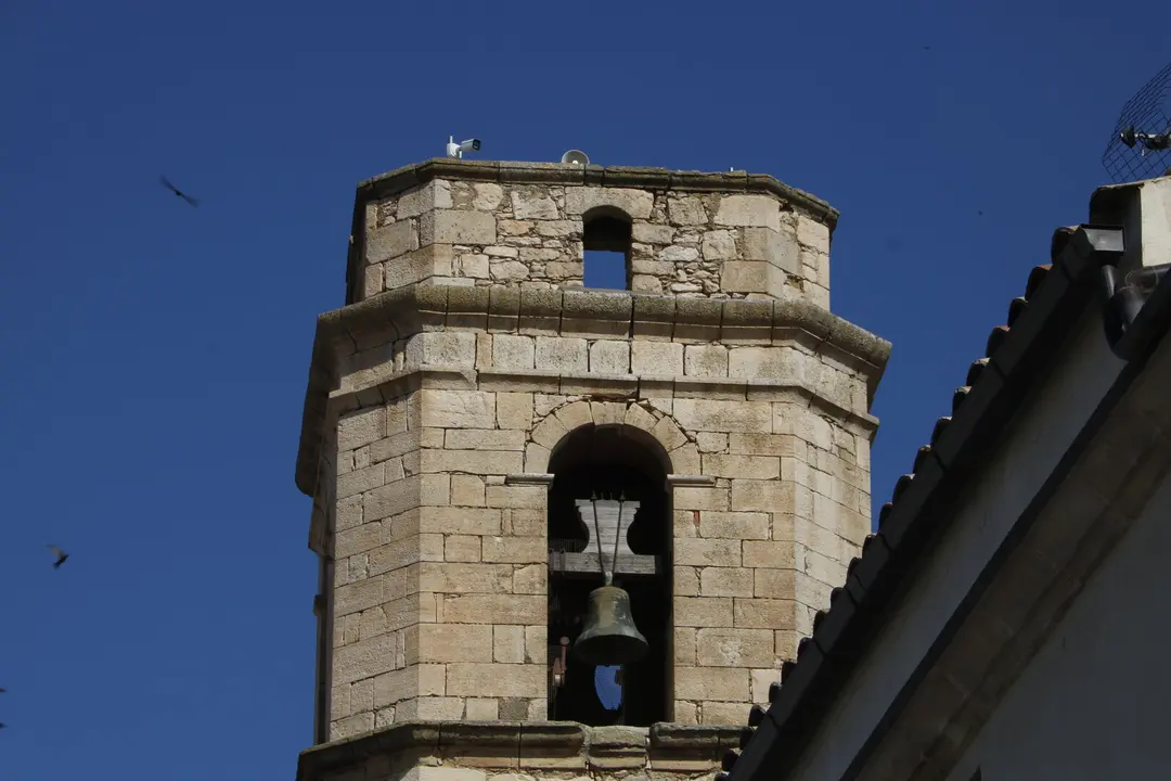 El campanar d'Almatret amb una de les càmeres instal·lada al capdamunt