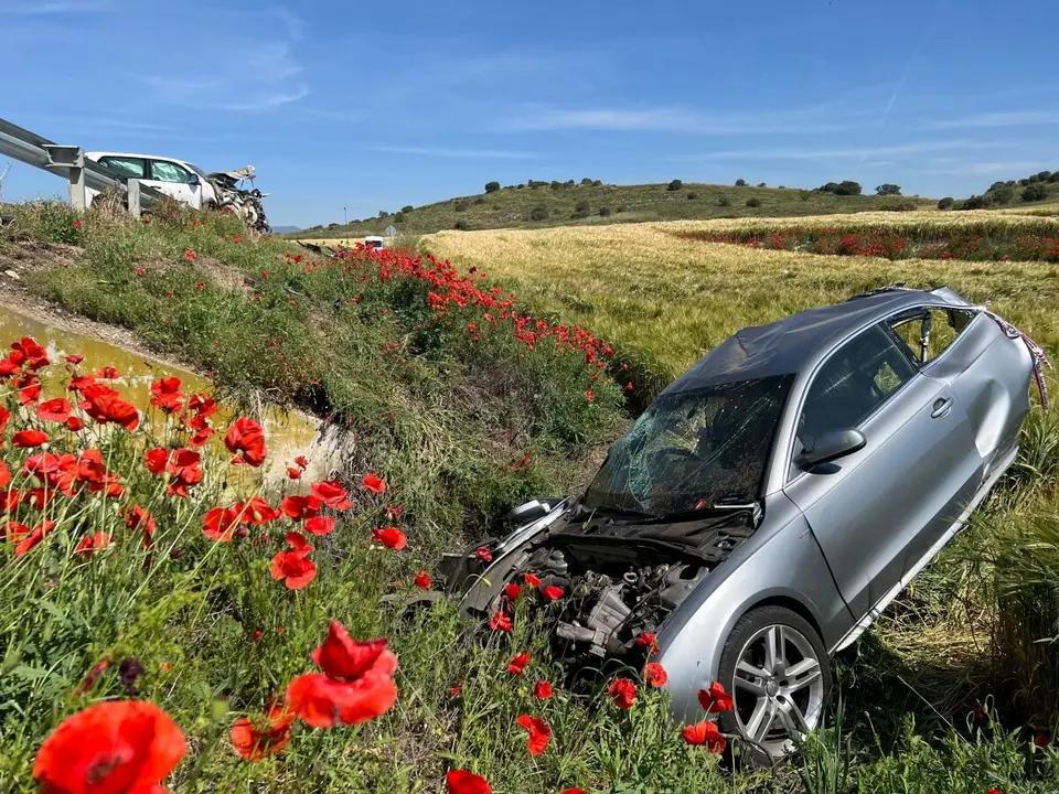 Els serveis d'emergències treballant després d'un accident de trànsit