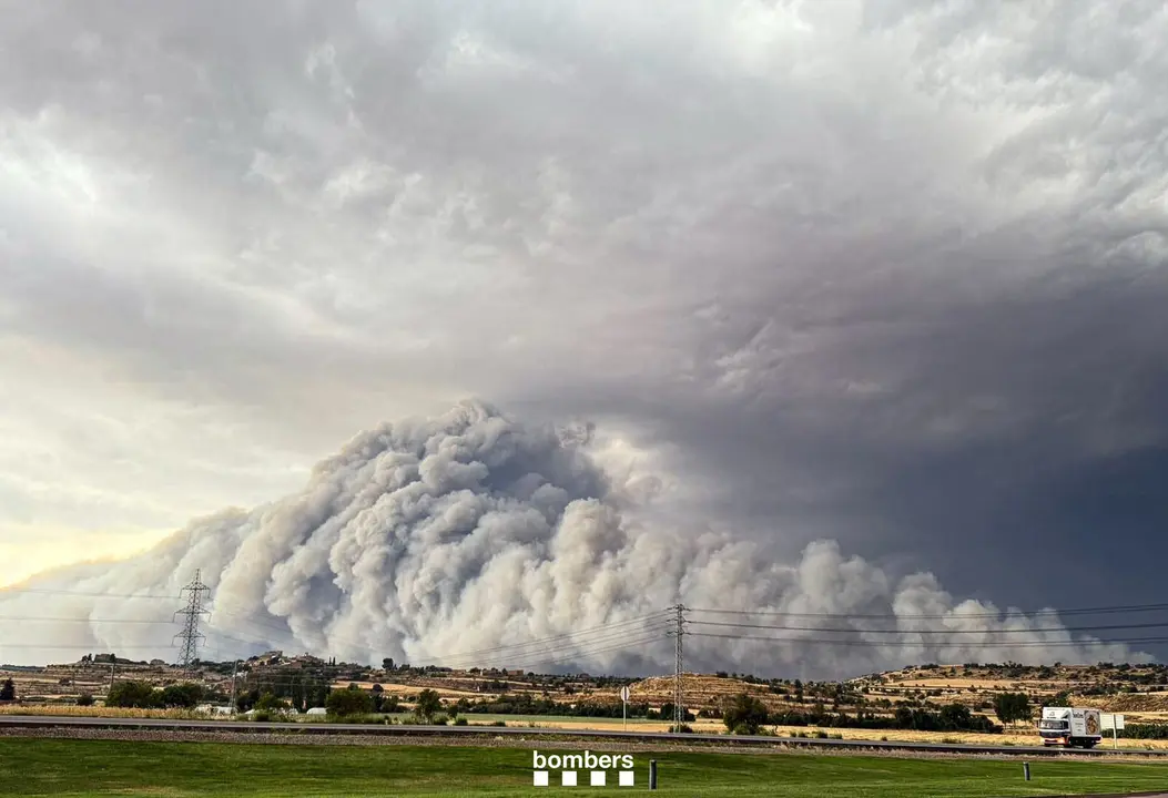 Columna de fum d'un incendi a Torrefeta i Florejacs (Segarra). Foto Bombers