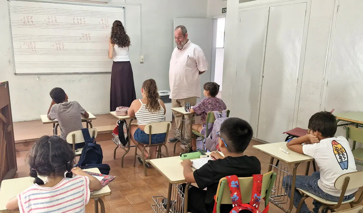 El regidor d'Educació de l'Ajuntament de Mollerussa, Raül Aguilar, en una de les sessions per alumnes de Primària i Secundària. ACN