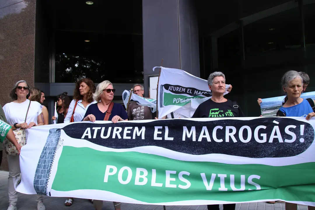 La protesta davant del Departament de Territori, Habitatge i Transició Ecològica