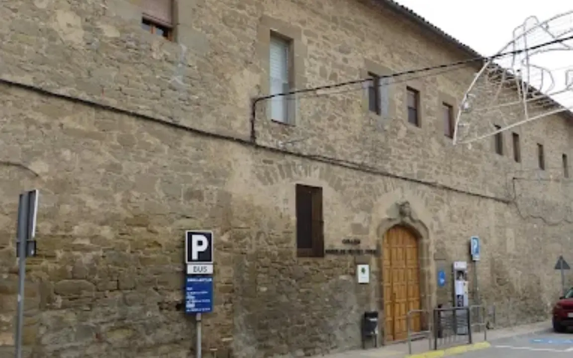 Una part de la façana del col·legi Fedac de Guissona