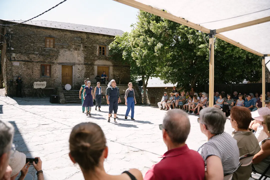 Espectacle 'Mil primaveres' amb intèrprets de l'Esbart Manresà
