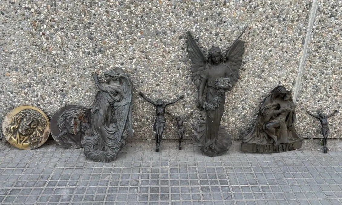 Elements de bronze sostrets del cementiri del Palau d'Anglesola i recuperats pels Mossos d'Esquadra