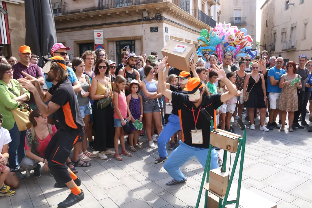 El públic aplaudeix una de les funcions fetes en el marc de la fira a la plaça Major de Tàrrega. Foto: ACN