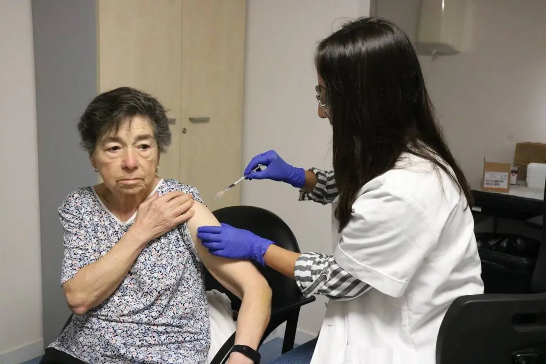 Una dona essent vacunada. Foto. Generalitat