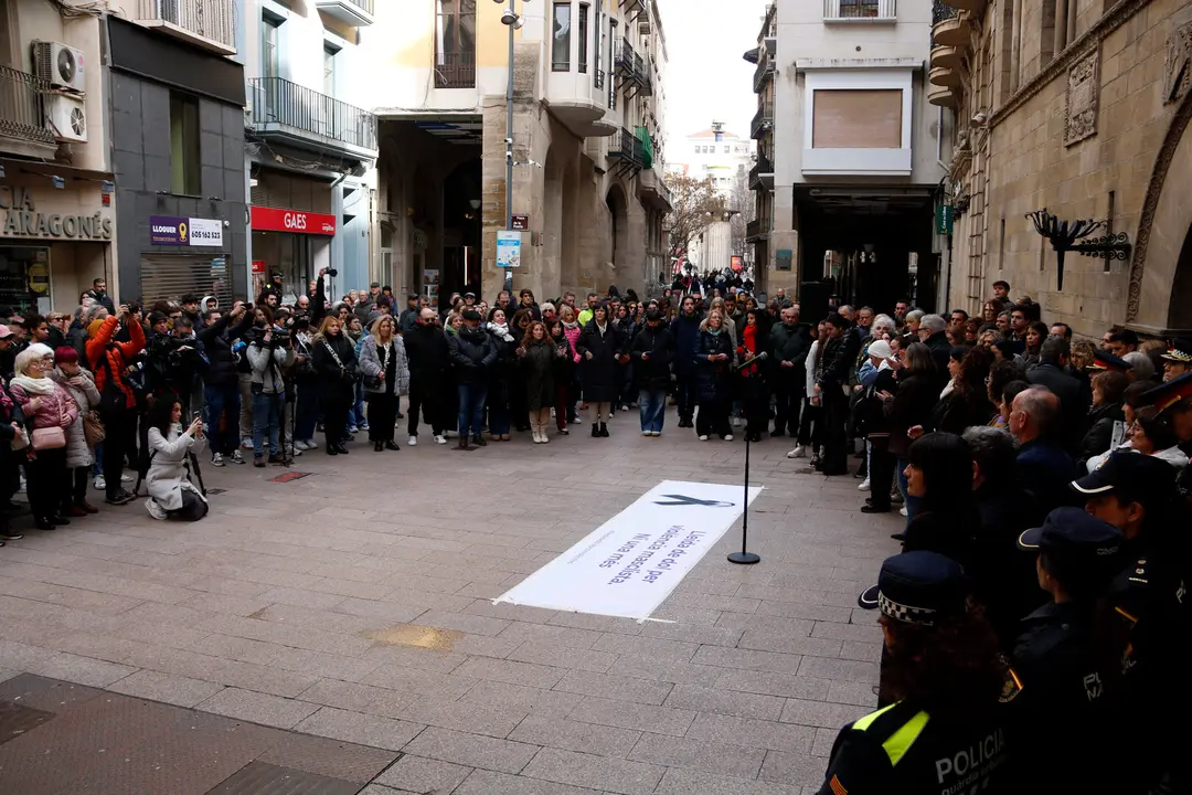 Imatge del minut de silenci a Lleida. Foto: ACN
