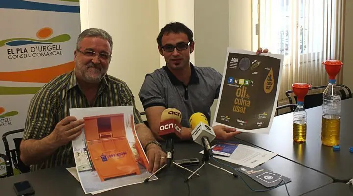 Francesc Fabregat va remarcar la utilitat d'aquests contenidors d'oli de cuina usat i roba