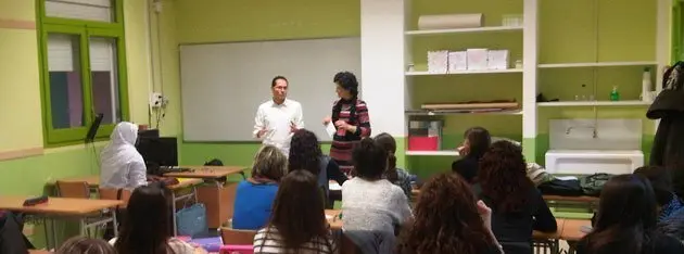 L'Educador Social Oscar Gallinat impartint la xerrada.