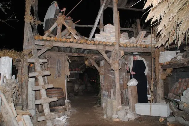 Imatge de l'escena de les antigues vestides de la construcció.