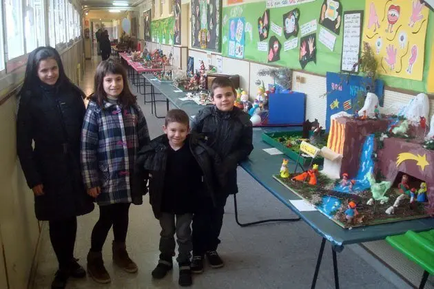 Escolars i familiars van poder visitar l'exposició de pessebres.