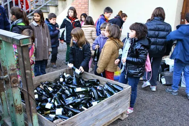 Els escoltes van recollir vuit palets d'ampolles, en els domicilis d'Ivars.