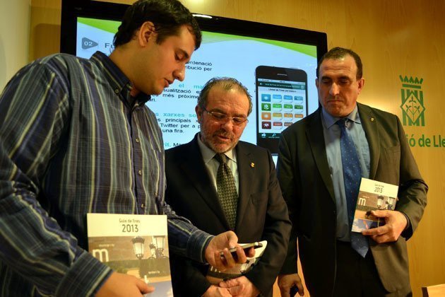 El president Joan Reñé observa la versió digital de la Guia de fires