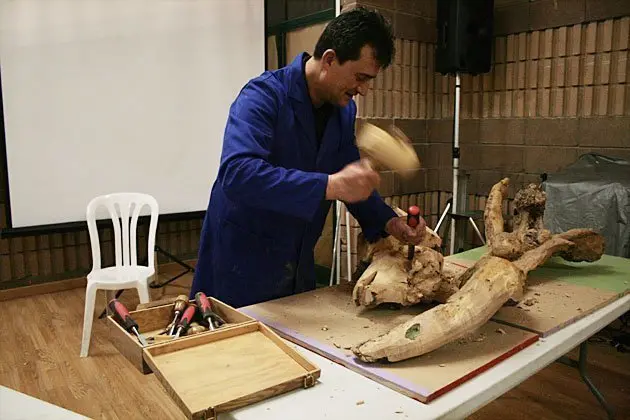 El mestre artesà Josep Gasol en el taller a la Fira de l'Oli.