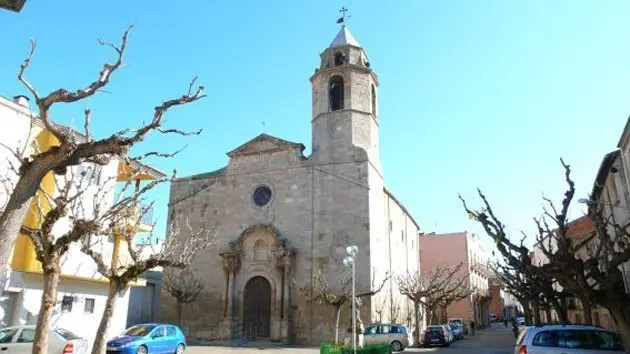 Imatge de l'església del Plau d'Anglesola i l'edifici de l'Ajuntament.