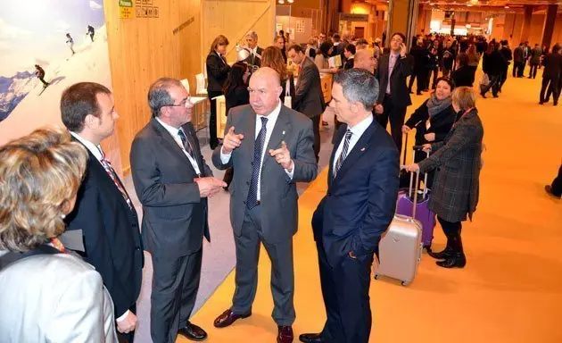 El president Joan Reñé amb el Síndic d'Aran Carlos Barrera, a Fitur.