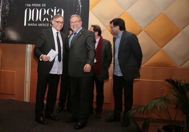 Francesc Fabregat lliura el premi a Eduard Sanahuja.