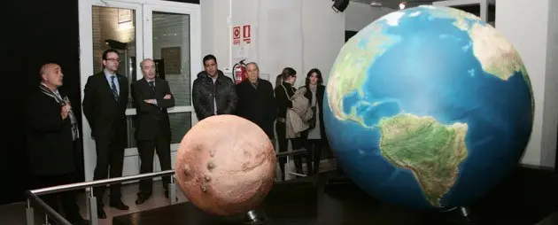 Imatge de les maquetes de Mart i la Terra a l'exposició de Mollerussa.