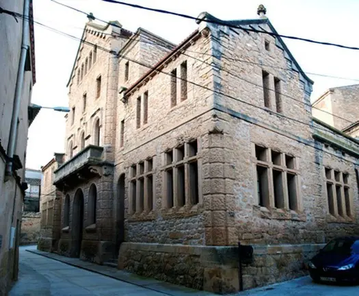 L'Ajuntament de Cervià, obra de l'arquitecte Morera i Gatell.